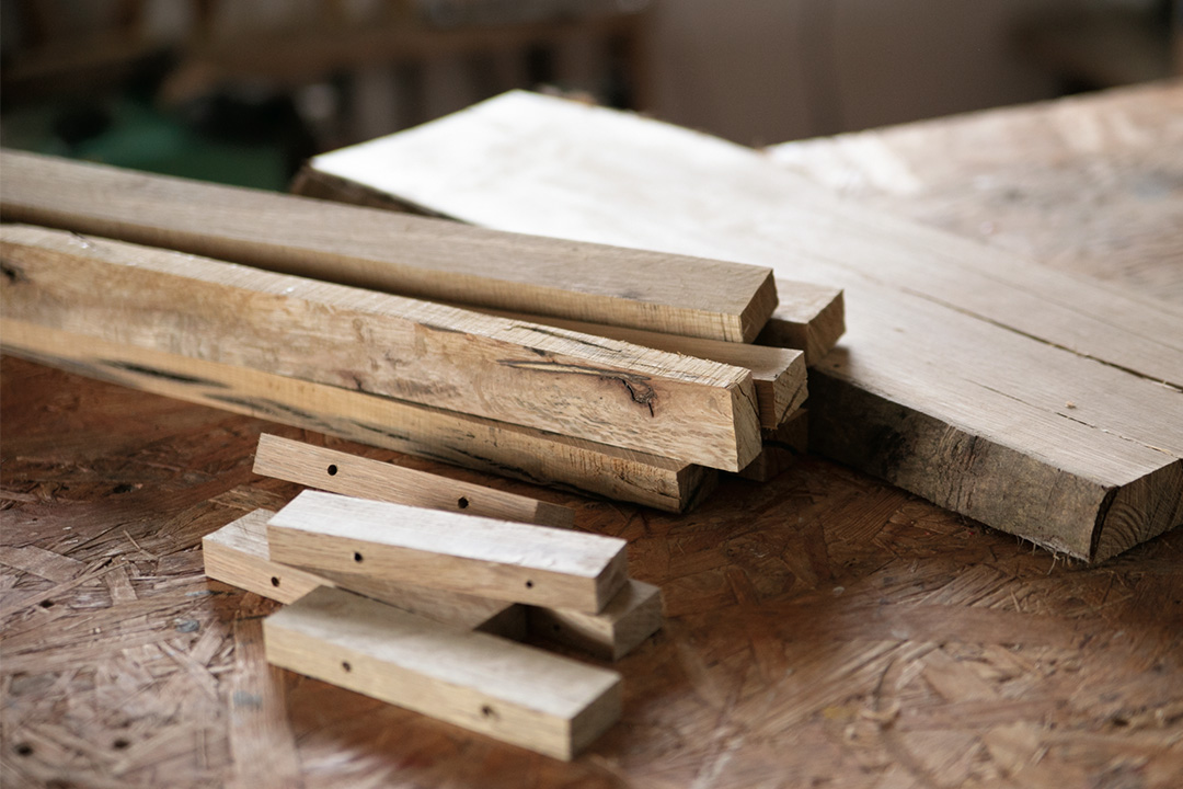 木琴の材料として切り揃えられた木材
