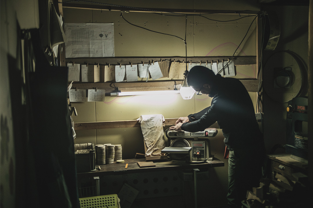 作業部屋でカスタネットを作る男性
