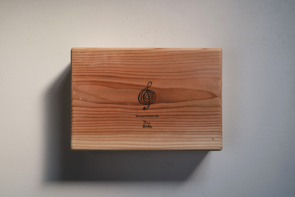音符のロゴマークが刻印された木箱